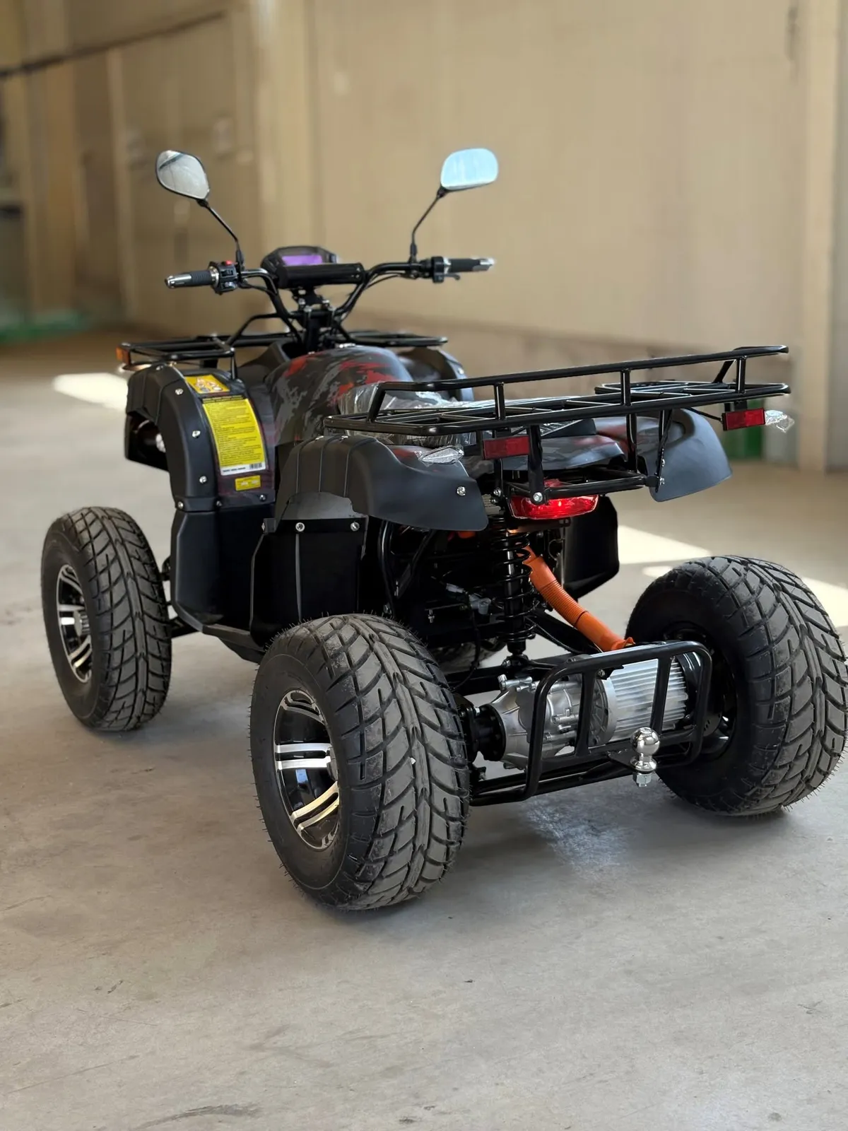 Elektromos quad hátulról a csarnokban